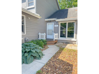 Beautifully renovated condo located in the desirable Holiday - photo 4