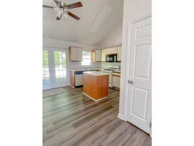 Beautifully renovated condo located in the desirable Holiday - photo 7