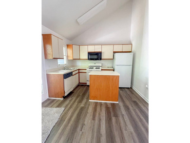 Beautifully renovated condo located in the desirable Holiday - photo 8