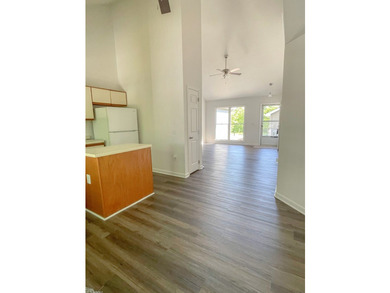 Beautifully renovated condo located in the desirable Holiday - photo 9