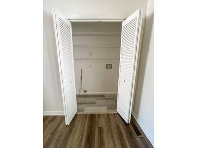 Beautifully renovated condo located in the desirable Holiday - photo 10