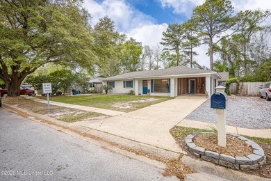 GOLF CART DISTRICT, CLOSE TO DOWNTOWN! Bring your golf cart to - photo 2