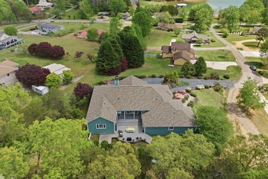 Stunning quality-built custom mountain and lake retreat with - photo 6