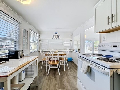 Beautifully Renovated & Fully Furnished Retreat in Paradise Bay - photo 3