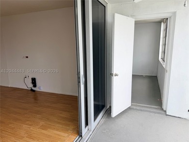 Great location for this 1 bed plus Den apartment. Den is closed - photo 15