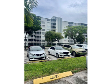 Great location for this 1 bed plus Den apartment. Den is closed - photo 18
