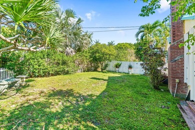 West Palm Beach corner double lot. Hidden behind a white picket - photo 22