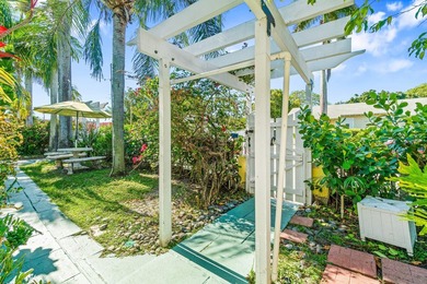 West Palm Beach corner double lot. Hidden behind a white picket - photo 23