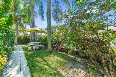 West Palm Beach corner double lot. Hidden behind a white picket - photo 25