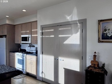 Light, Space, and a Hint of Ocean - Welcome Home. Coastal living - photo 26