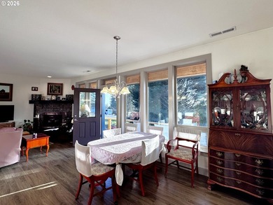 Light, Space, and a Hint of Ocean - Welcome Home. Coastal living - photo 31