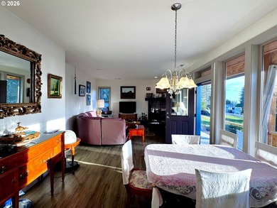 Light, Space, and a Hint of Ocean - Welcome Home. Coastal living - photo 32