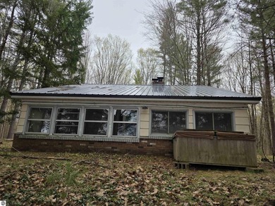 FIXER UPPER PROPERTY. Up north cottage for sale, in the heart of - photo 2