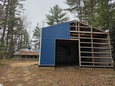 FIXER UPPER PROPERTY. Up north cottage for sale, in the heart of - photo 4
