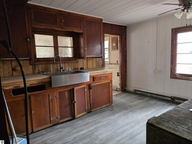 FIXER UPPER PROPERTY. Up north cottage for sale, in the heart of - photo 7