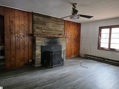 FIXER UPPER PROPERTY. Up north cottage for sale, in the heart of - photo 8