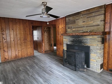 FIXER UPPER PROPERTY. Up north cottage for sale, in the heart of - photo 9
