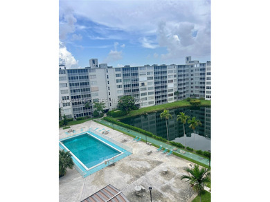 Great location for this 1 bed plus Den apartment. Den is closed - photo 1