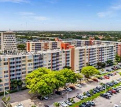 Great location for this 1 bed plus Den apartment. Den is closed - photo 3