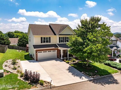 Beautiful two-story home located in the desirable Karn's - photo 1