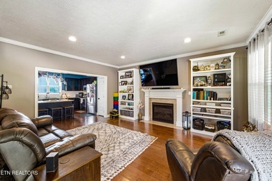 Beautiful two-story home located in the desirable Karn's - photo 4