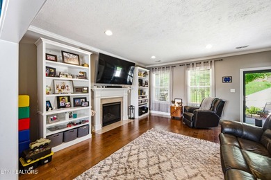 Beautiful two-story home located in the desirable Karn's - photo 7