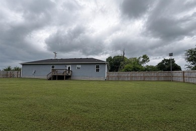 Like new and move-in Ready! This beautiful 3 bed 2 bath home was - photo 22