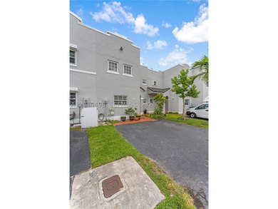 Beautifully maintained townhome featuring a spacious and - photo 3