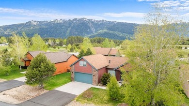 Enjoy effortless mountain living in this well-appointed - photo 1