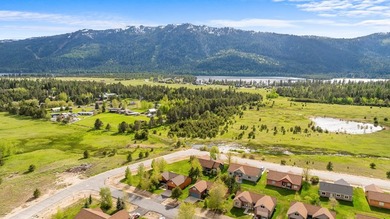 Enjoy effortless mountain living in this well-appointed - photo 2