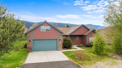 Enjoy effortless mountain living in this well-appointed - photo 3