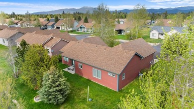 Enjoy effortless mountain living in this well-appointed - photo 4