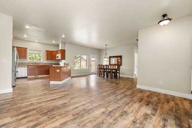 Enjoy effortless mountain living in this well-appointed - photo 5