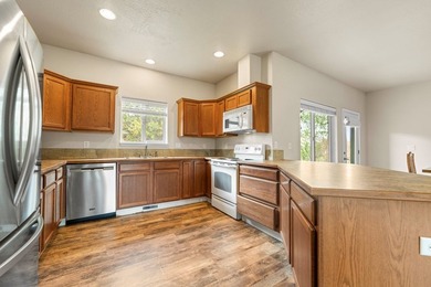 Enjoy effortless mountain living in this well-appointed - photo 6