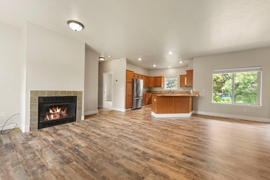 Enjoy effortless mountain living in this well-appointed - photo 7
