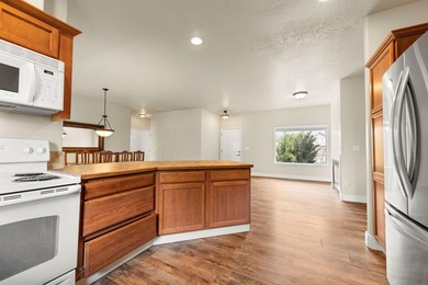 Enjoy effortless mountain living in this well-appointed - photo 8