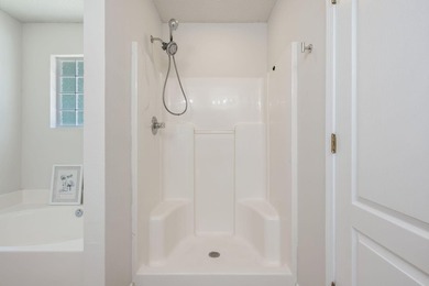 Welcome to coastal living in Navarre! This beautiful 3-bedroom - photo 21