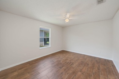 Welcome to coastal living in Navarre! This beautiful 3-bedroom - photo 27