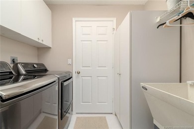 NEW ROOF! NEW PRICE! This Ballantrae Pool Home offers 3 bedrooms - photo 27