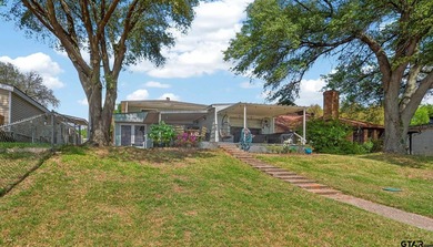 Spacious 4/3 waterfront home situated on Lake Palestine - photo 41