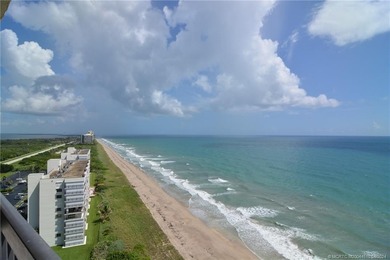 Beach Front! Step in to this stunning and spacious 3 bedroom 2 - photo 4