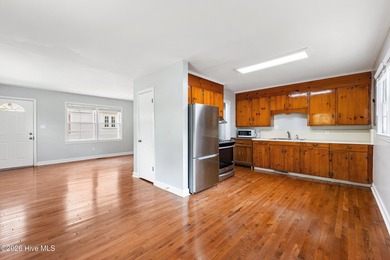 Solid low maintenance brick construction, hardwood floors - photo 11
