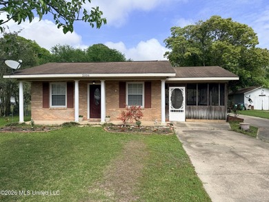 Impeccably maintained 1786 sq ft brick ranch offering versatile - photo 1