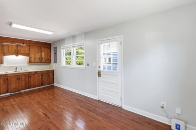 Solid low maintenance brick construction, hardwood floors - photo 14
