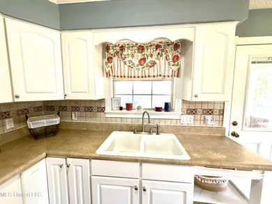 Impeccably maintained 1786 sq ft brick ranch offering versatile - photo 5
