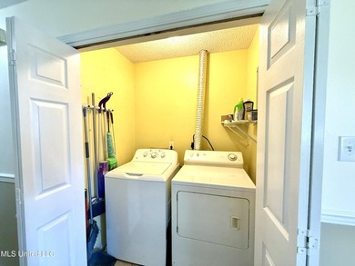 Impeccably maintained 1786 sq ft brick ranch offering versatile - photo 7