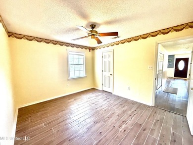 Impeccably maintained 1786 sq ft brick ranch offering versatile - photo 9