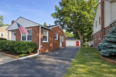 Charming, well-maintained brick ranch just steps from highly - photo 2