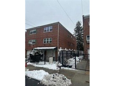 East River - Bronx County  Townhome/Townhouse Sale Pending in Bronx New York
