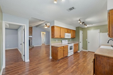 Welcome home to this perfectly located 3-bedroom, 2-bath - photo 12